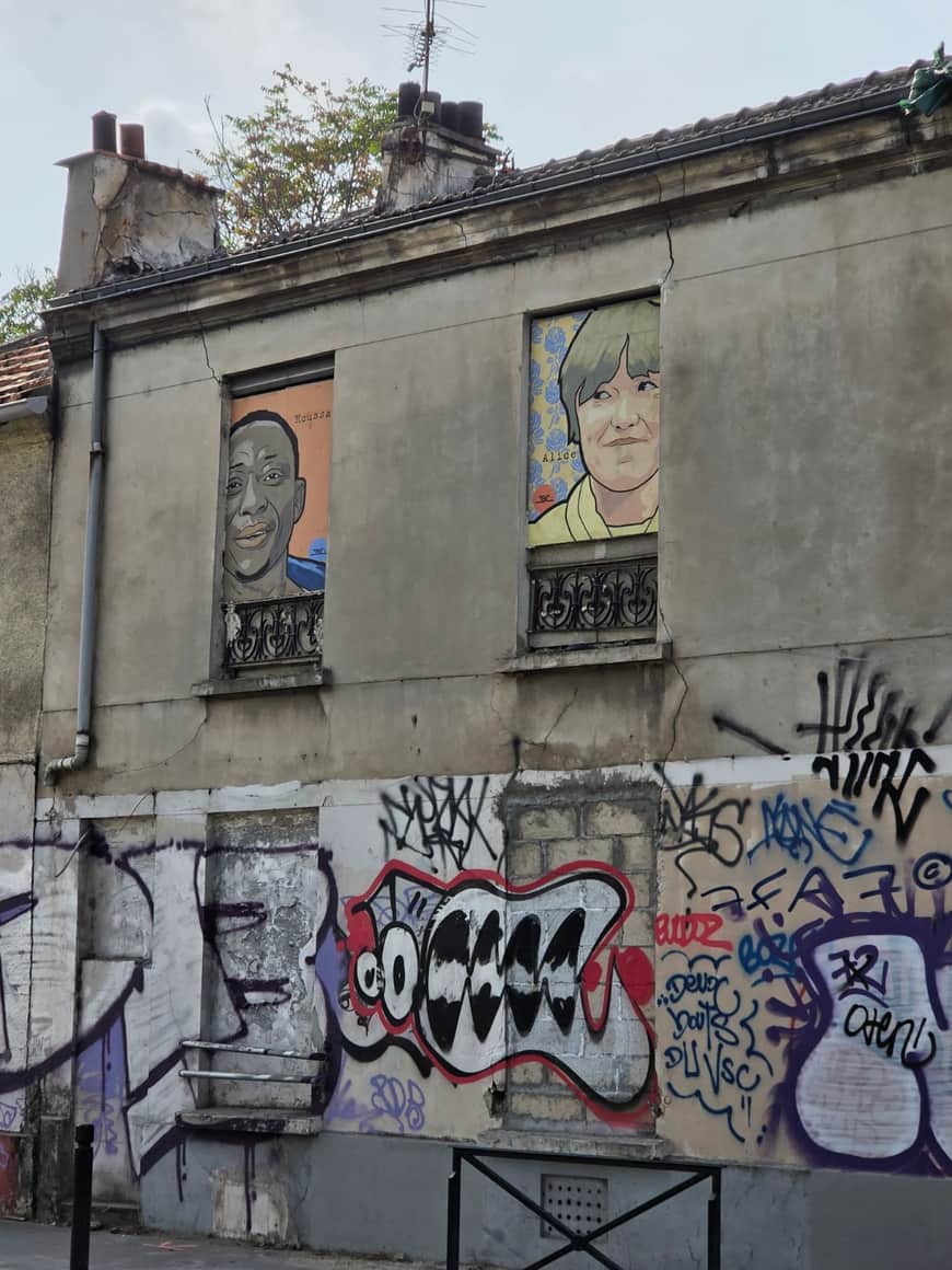 Façade ancienne dégradée portant deux portraits nommés Moussa et Alice au-dessus de graffitis