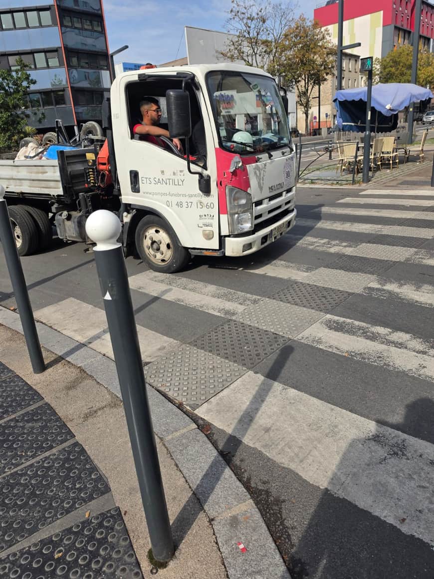 Camion des établissements Santilly, pompes funèbres, traversant un passage piéton