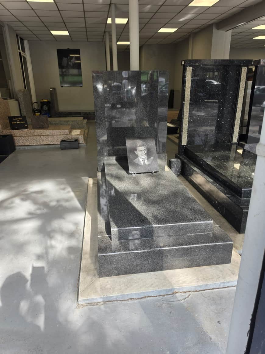 Monuments funéraires en pierre polie exposés dans une boutique