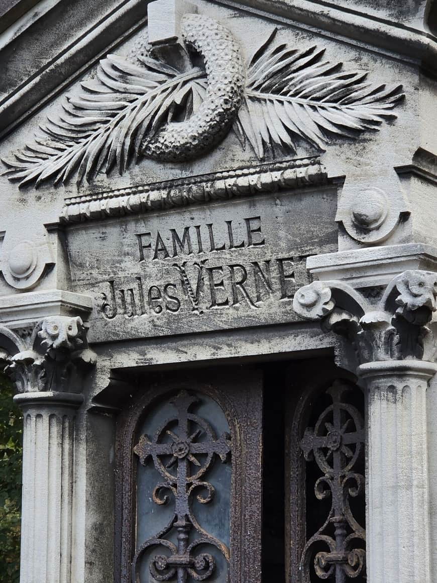 Fronton d’un monument familial sculpté d’une grande palme