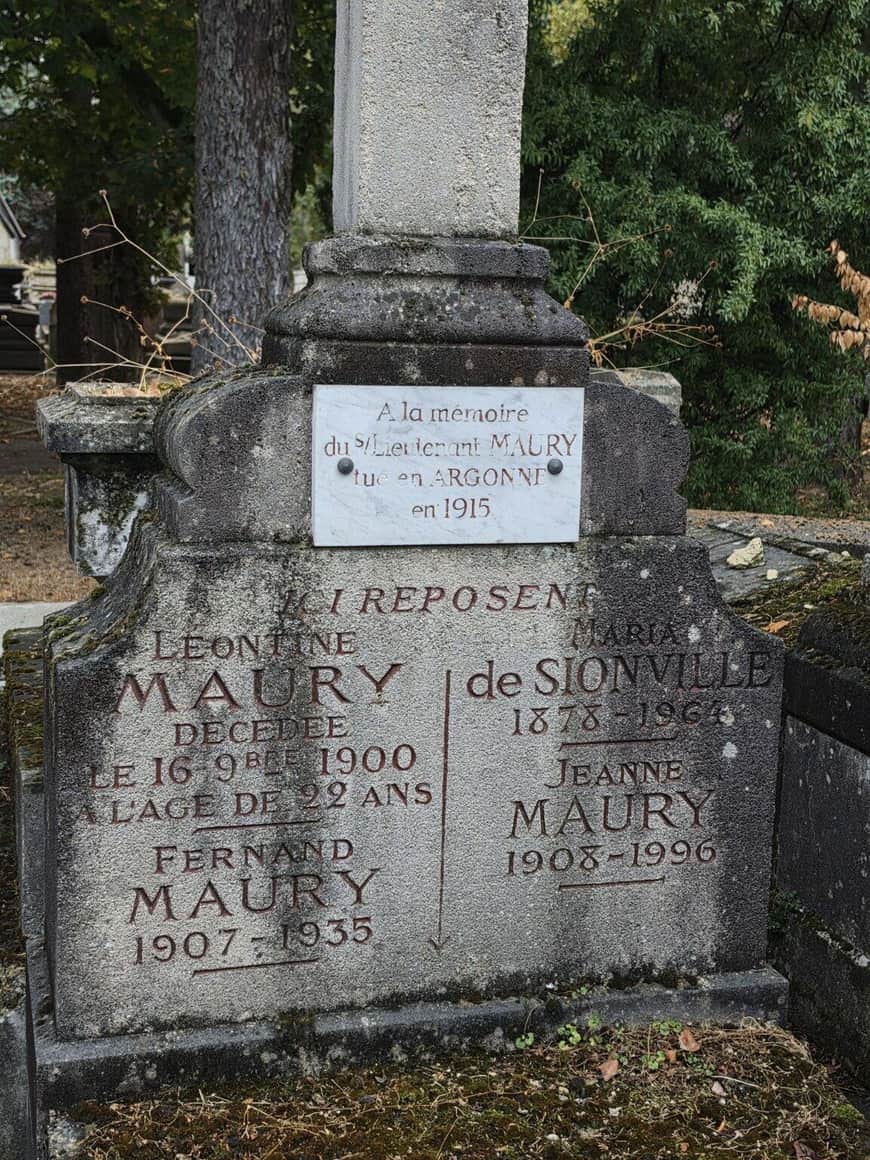 Monument funéraire de la famille Maury portant une plaque en mémoire d’un vétéran tué en Argonne en 1915