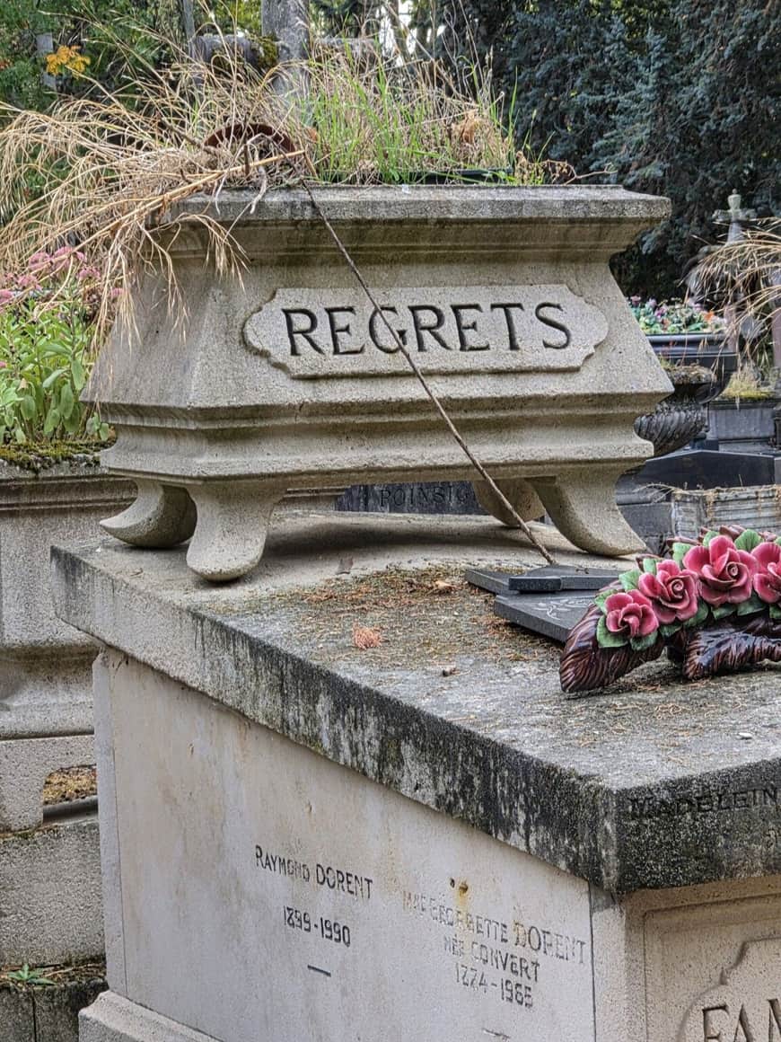 Couronnement de monument funéraire portant le mot Regrets en capitales