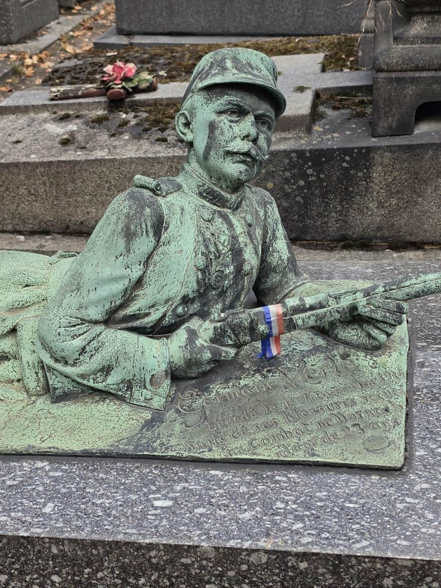 Statue funéraire en bronze verdi représentant un soldat de la Première Guerre mondiale couché