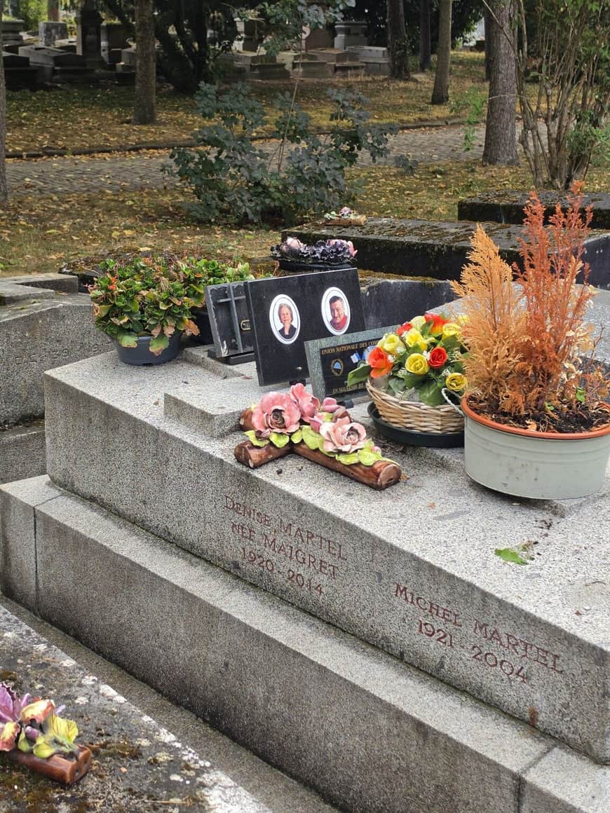 Tombe contemporaine fleurie portant deux portraits photographiques ovales
