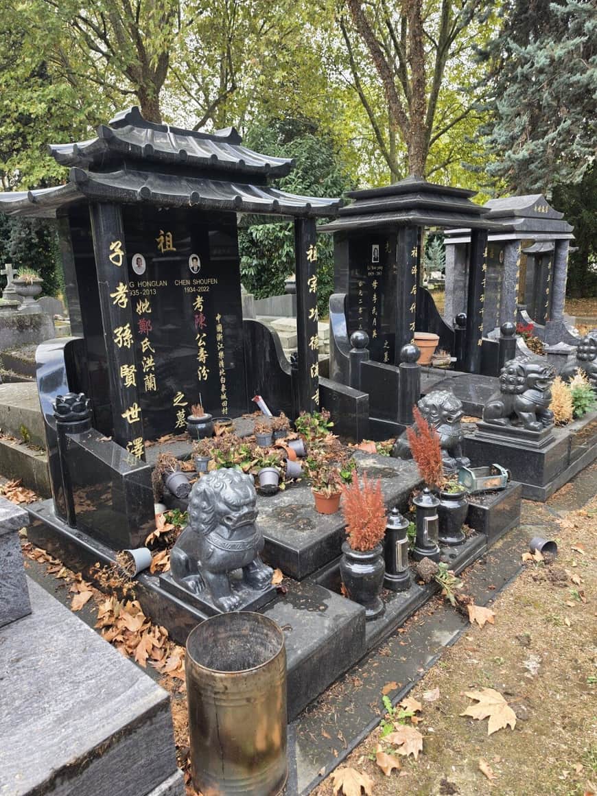 Ensemble de monuments funéraires chinois alignés sous les arbres
