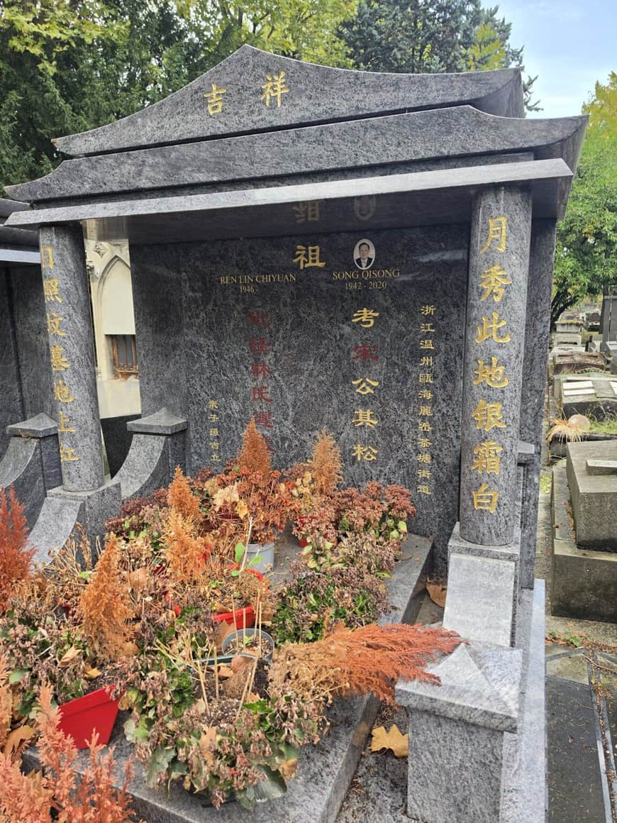 Monument funéraire chinois envahi de fleurs et plantes desséchées
