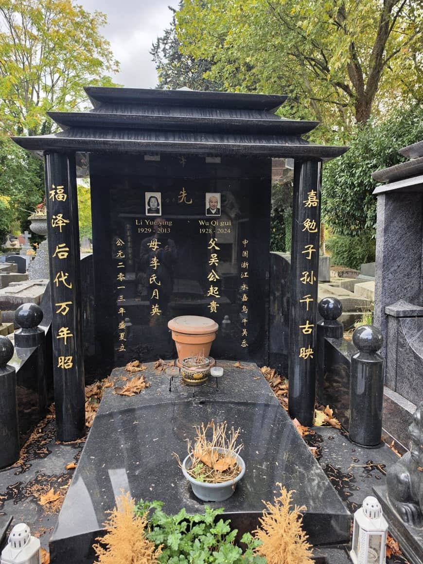 Monument funéraire chinois à double toiture avec pot à encens et offrandes