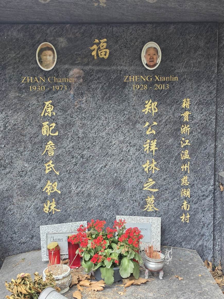 Deux portraits sur une stèle funéraire chinoise portant un grand caractère doré