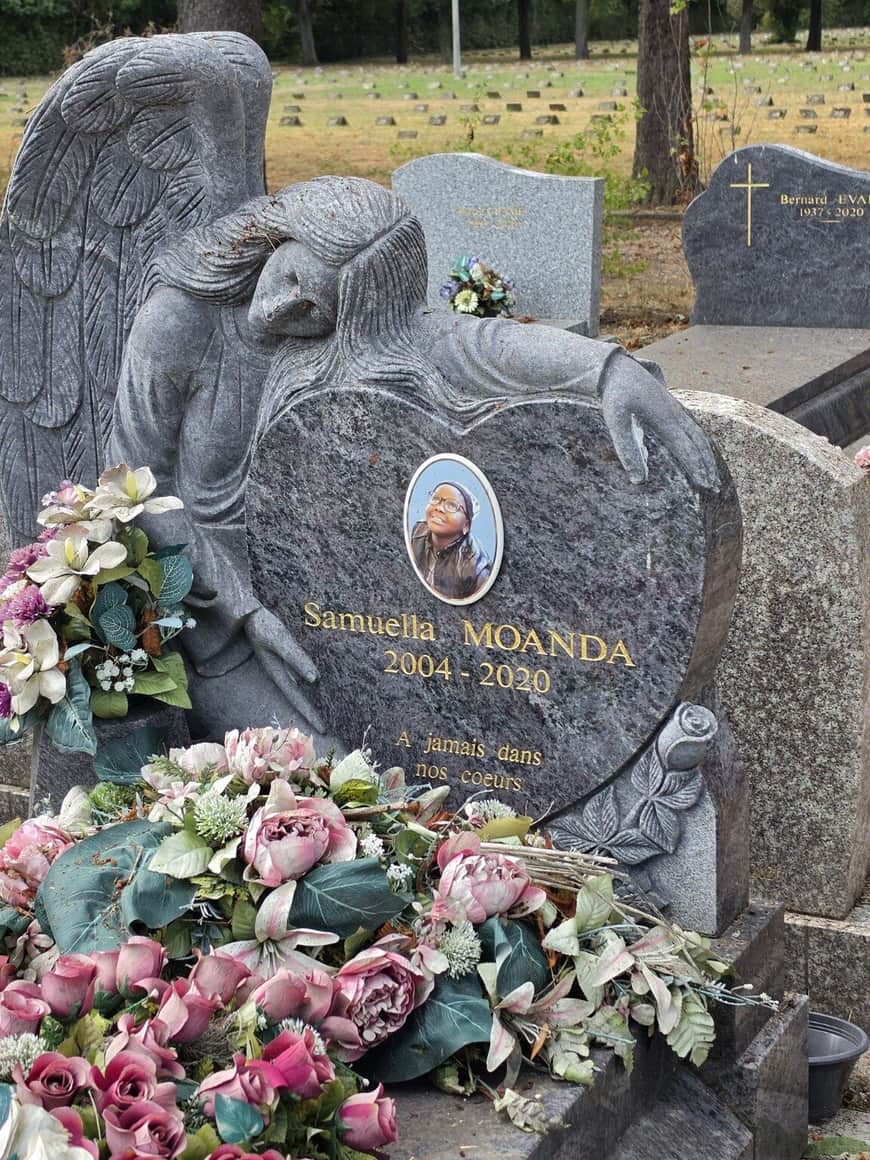Tombe de Samuella Moanda, 2004–2020, ornée d’un ange sculpté, d’un portrait ovale et de nombreux bouquets