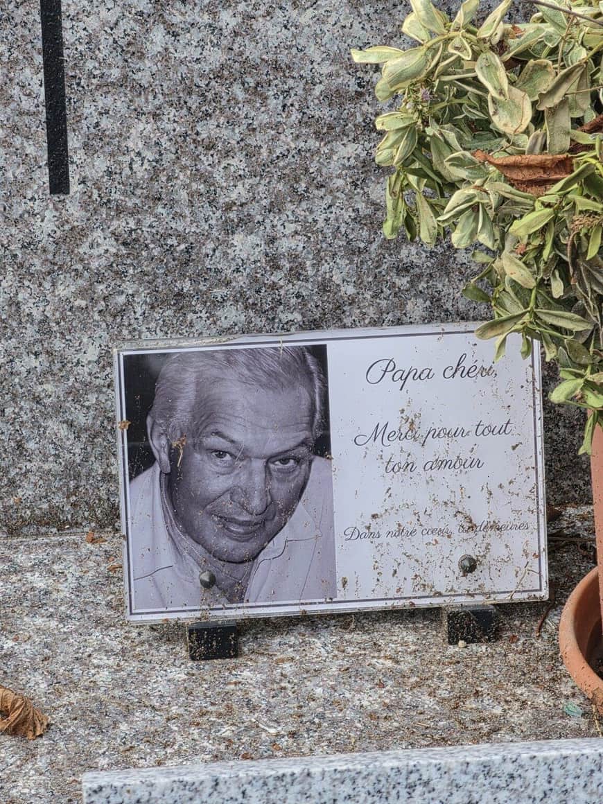Plaque commémorative avec portrait d’un homme et l’inscription Papa chéri, merci pour tout ton amour