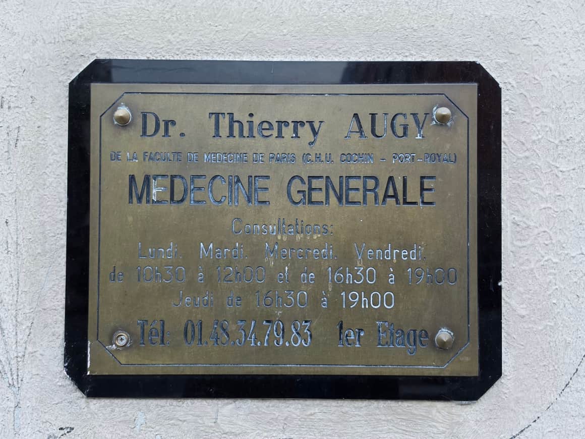 Plaque métallique ancienne du docteur Thierry Augy, médecin généraliste, indiquant ses horaires de consultation