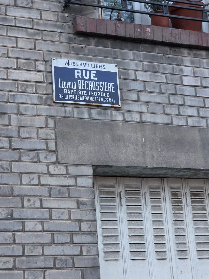Plaque bleue d’Aubervilliers indiquant la rue Léopold-Réchossière et rappelant qu’il fut fusillé par les Allemands le 7 mars 1942