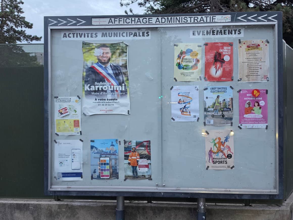 Vitrine municipale d’Aubervilliers intitulée Affichage administratif, divisée entre activités municipales et événements