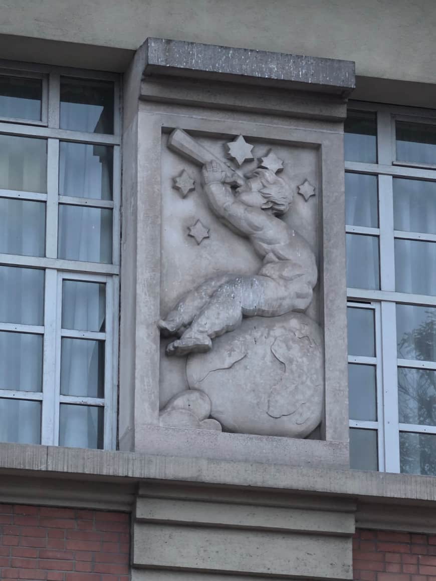 Relief de pierre représentant une jeune figure chevauchant un cheval ailé parmi des étoiles