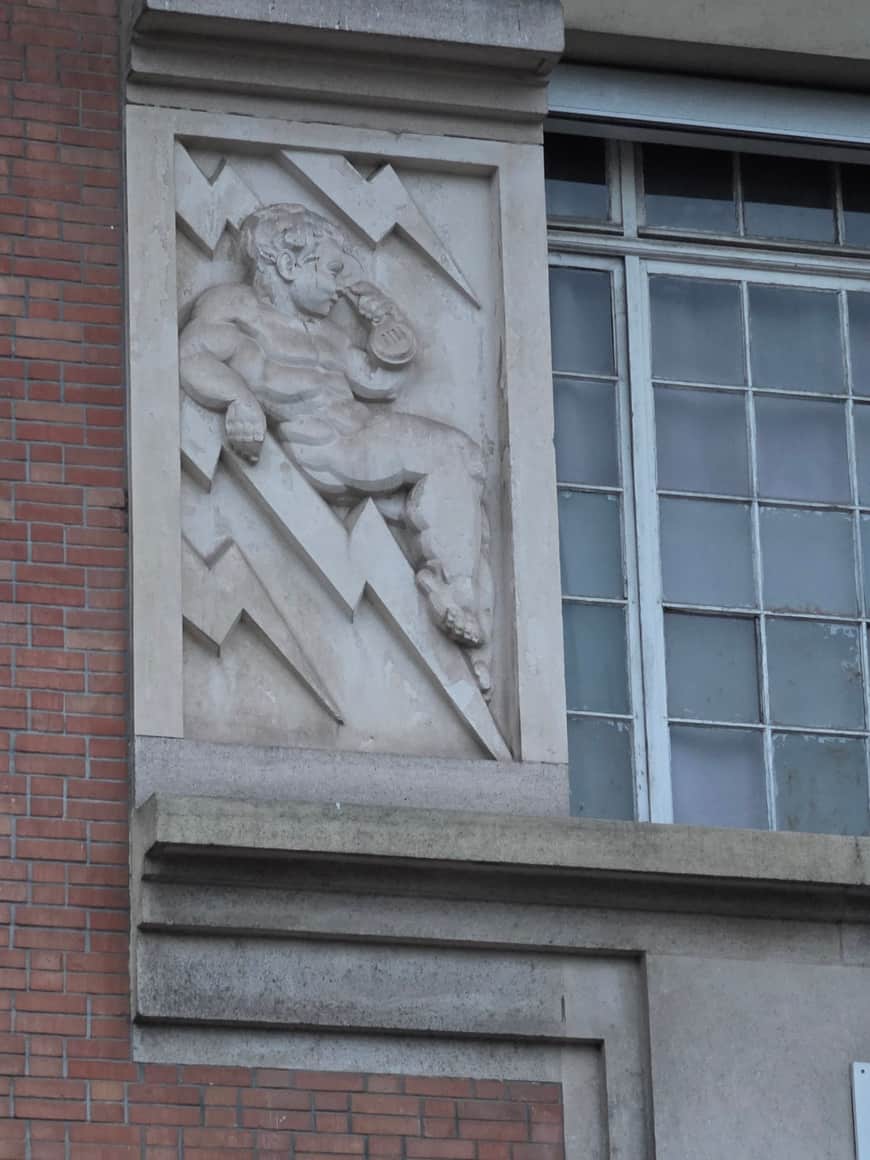 Relief de pierre représentant une figure en mouvement parmi de grandes lignes brisées diagonales