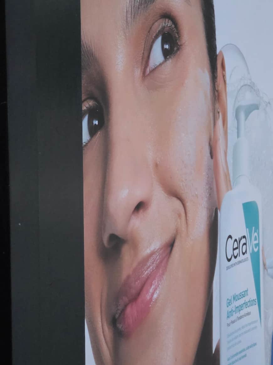 Très gros plan d’un visage imprimé dans une publicité pour un produit dermatologique CeraVe