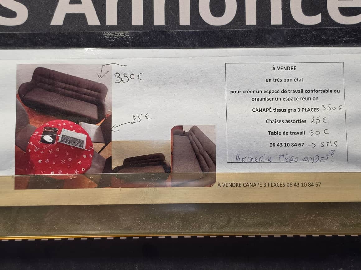 Annonce de vente d’un canapé avec photographies et prix manuscrits