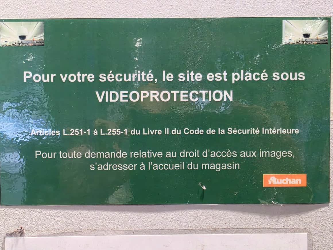 Panneau vert Auchan informant que le site est placé sous vidéoprotection