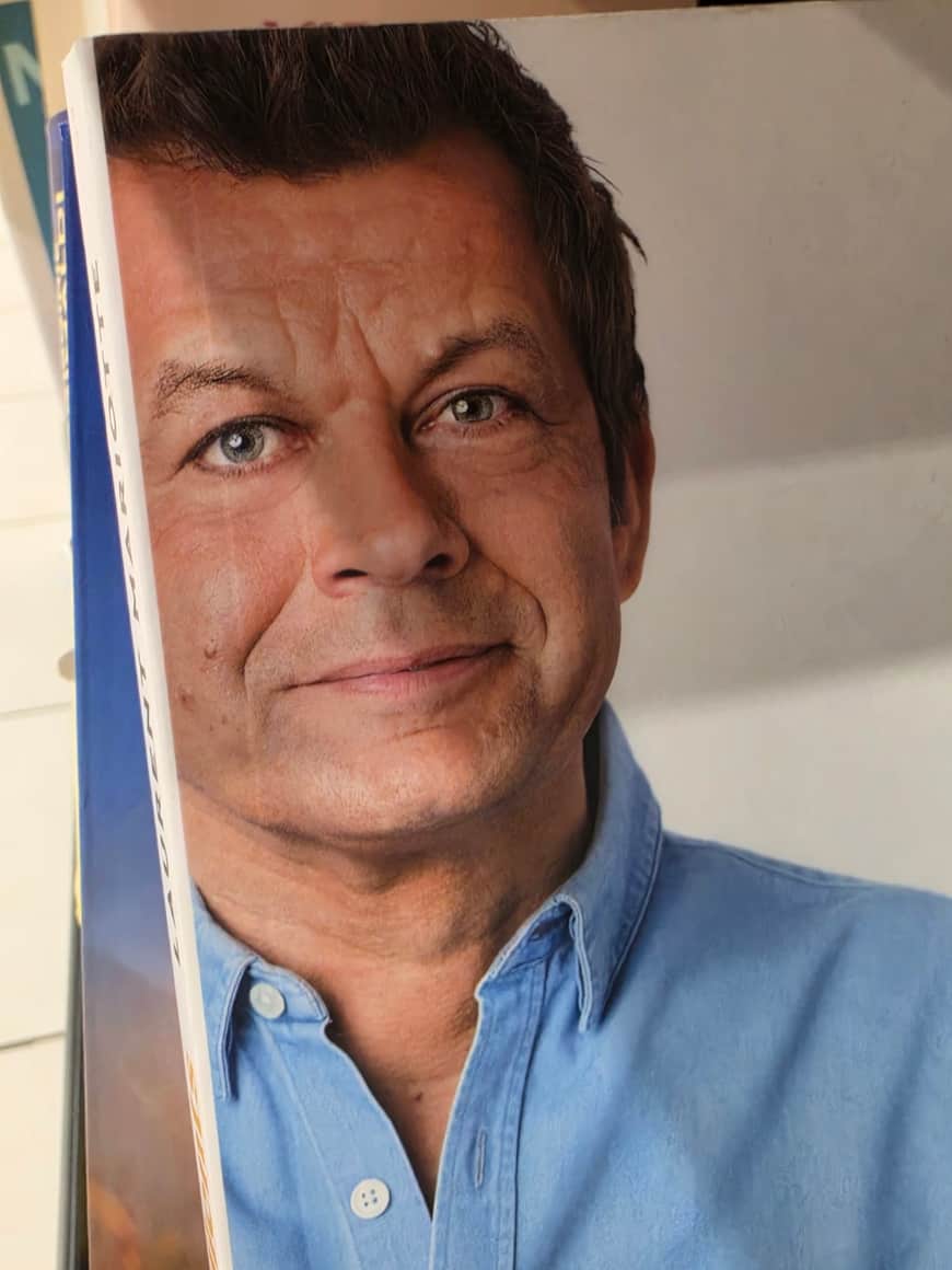 Portrait imprimé d’un homme apparaissant au bord d’un livre ou d’une affiche
