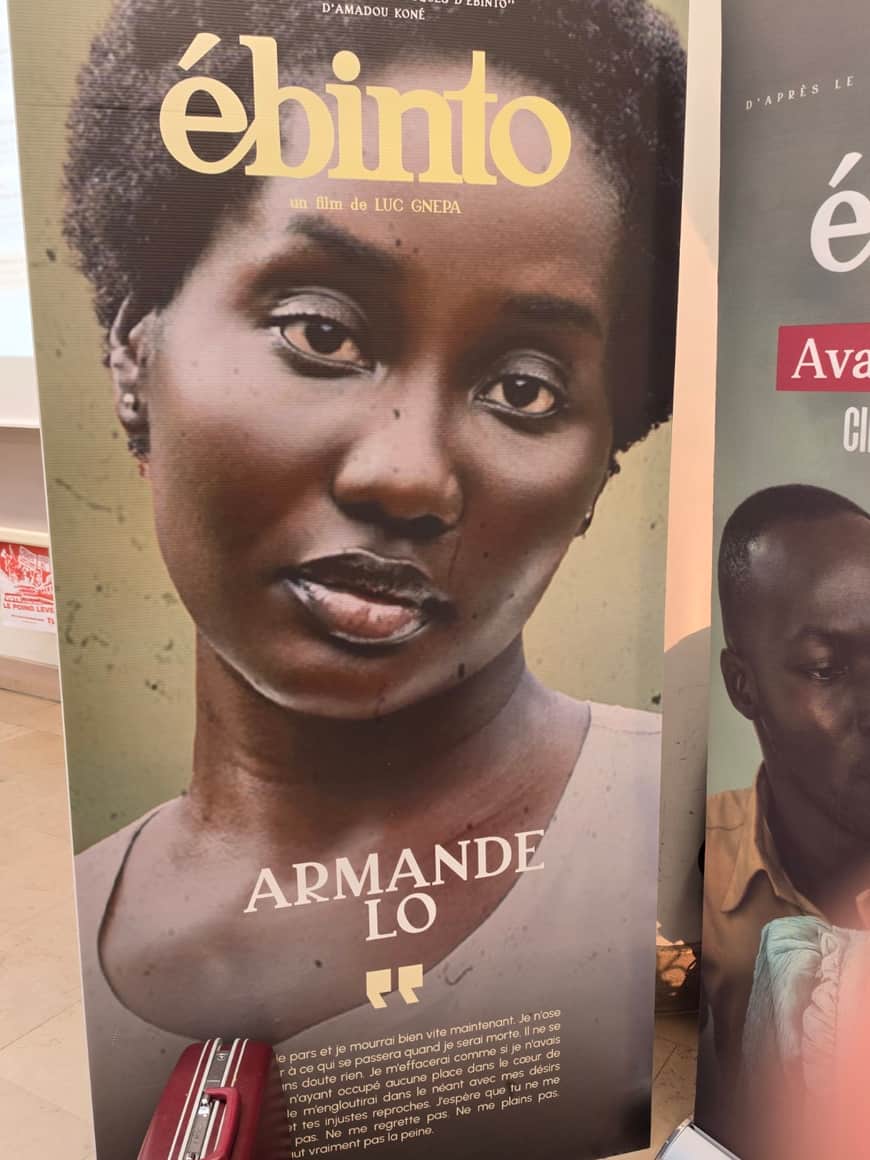 Gros plan sur le portrait d’Armande Lo dans l’affiche du film Ébinto