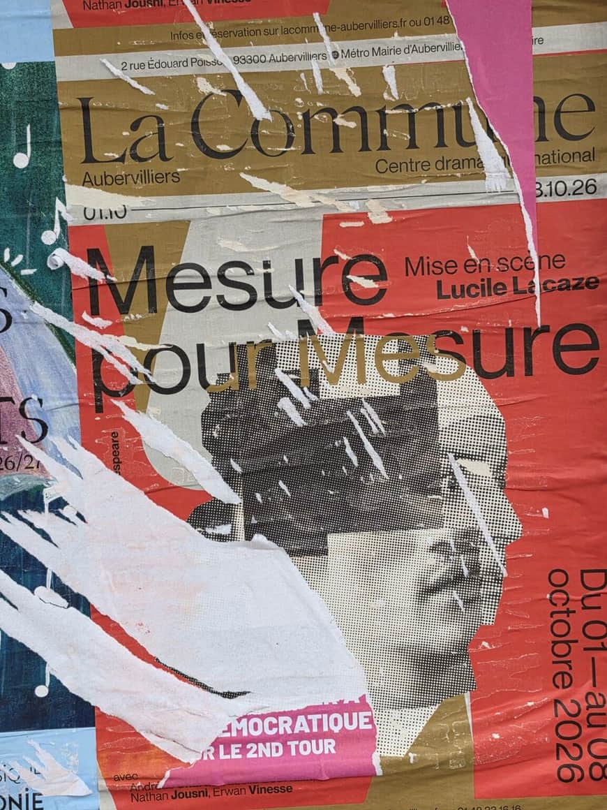 Affiches culturelles superposées et lacérées laissant lire La Commune, Mesure pour Mesure et le nom de Lucile Lacaze