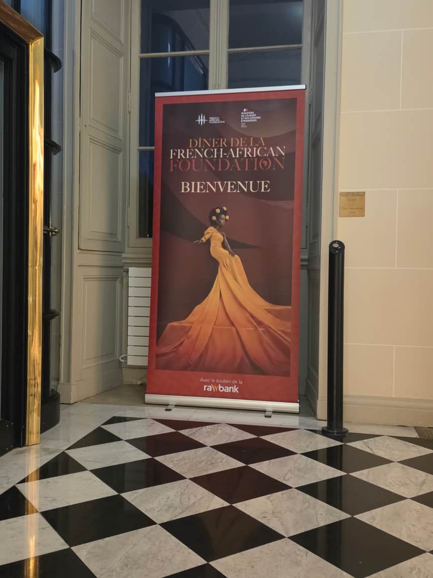 Panneau souhaitant la bienvenue au dîner de la French-African Foundation dans un vestibule