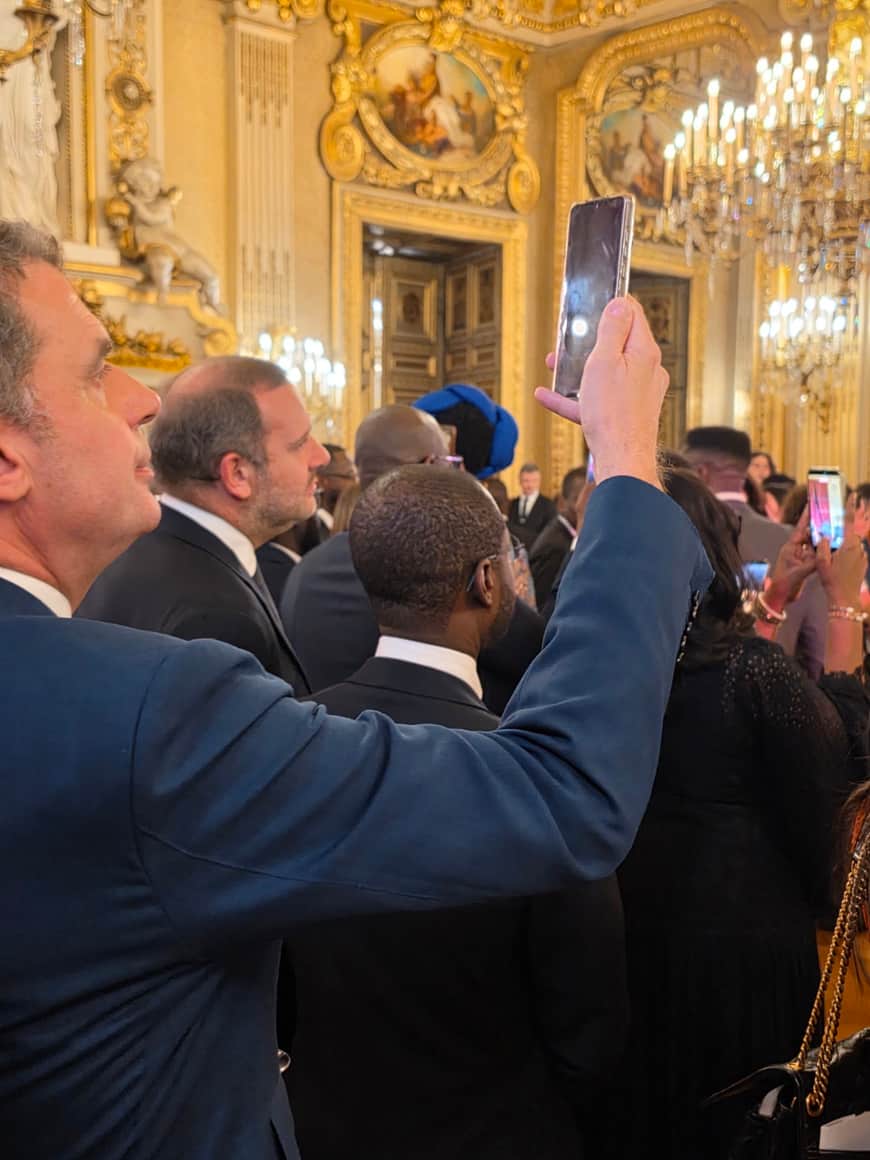Le public filme sous les ors
