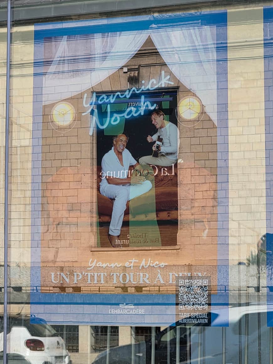 Affiche de Yannick et Nico vue à travers une vitre