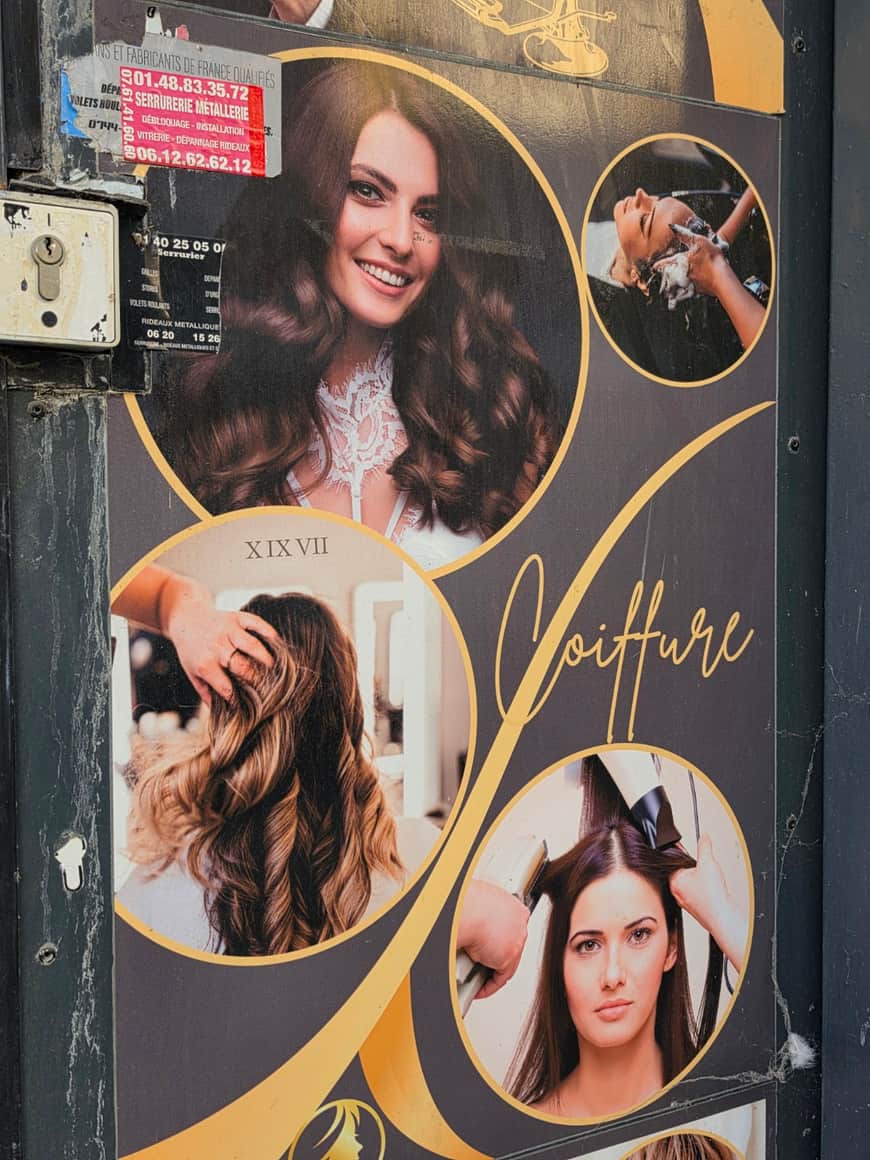 Publicité noire et or de salon de coiffure