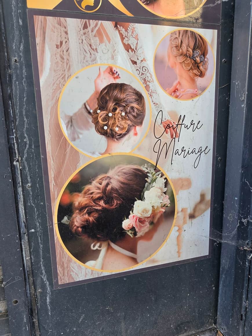 Publicité de coiffure de mariage montrant trois chignons