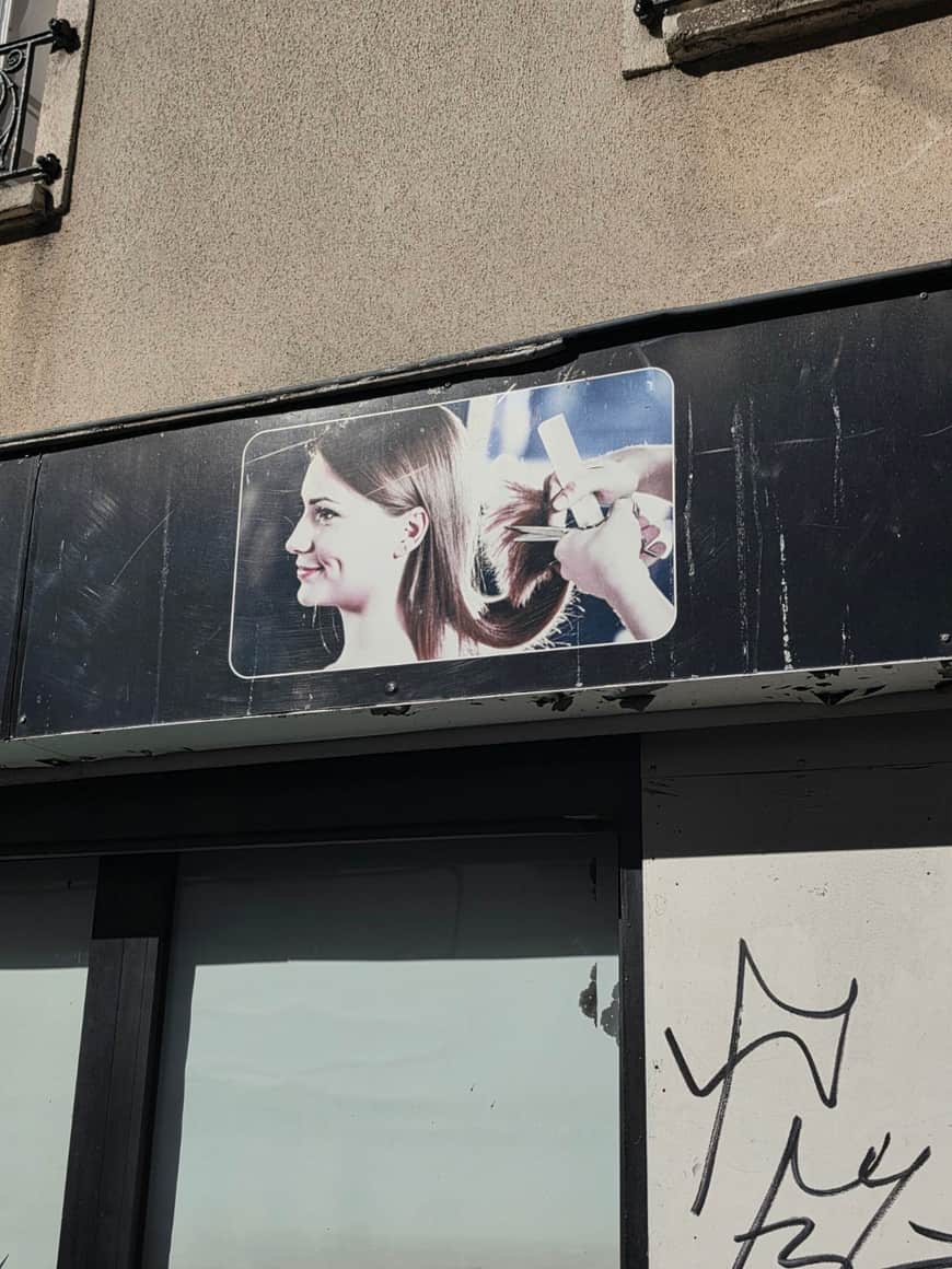 Bandeau altéré de salon de coiffure montrant un visage et une main