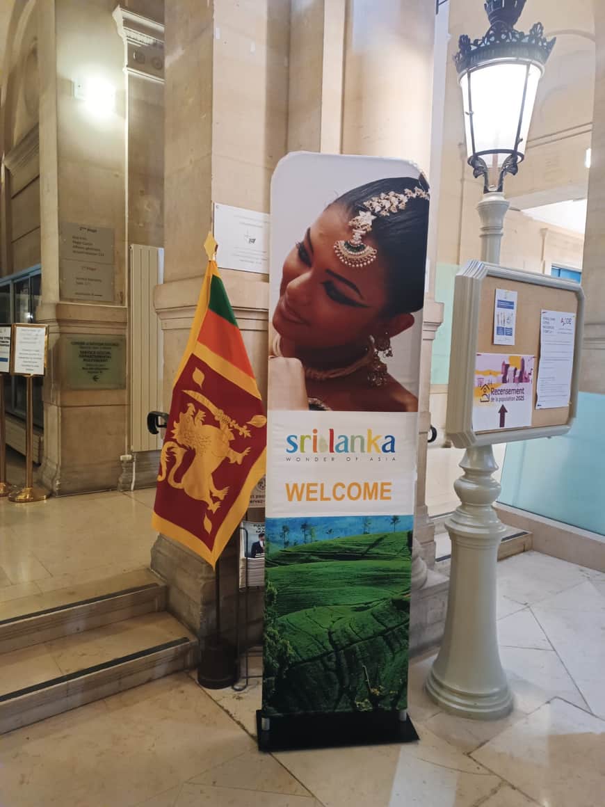 Bannière de bienvenue sri-lankaise dans une salle.