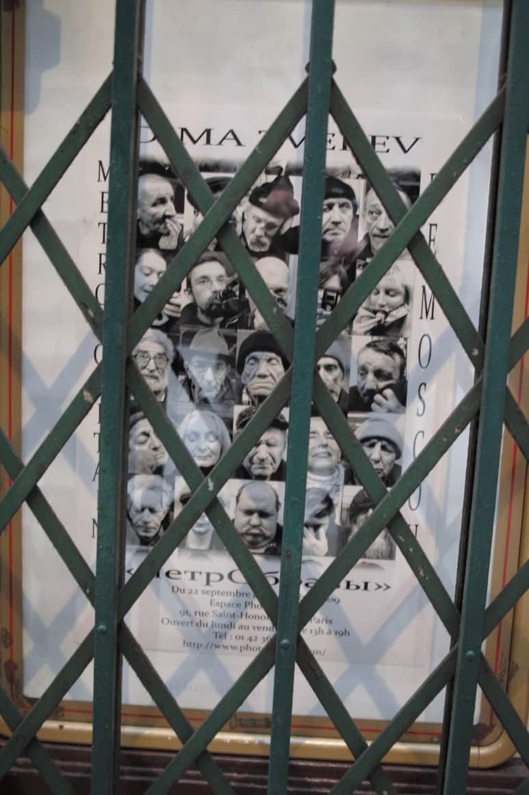 Visages photographiés derrière une grille diagonale.