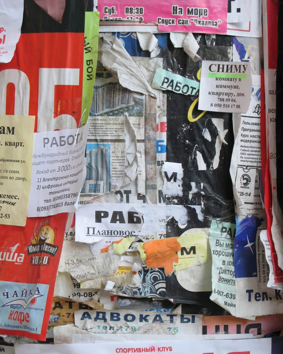 Couches d’affiches en caractères cyrilliques.