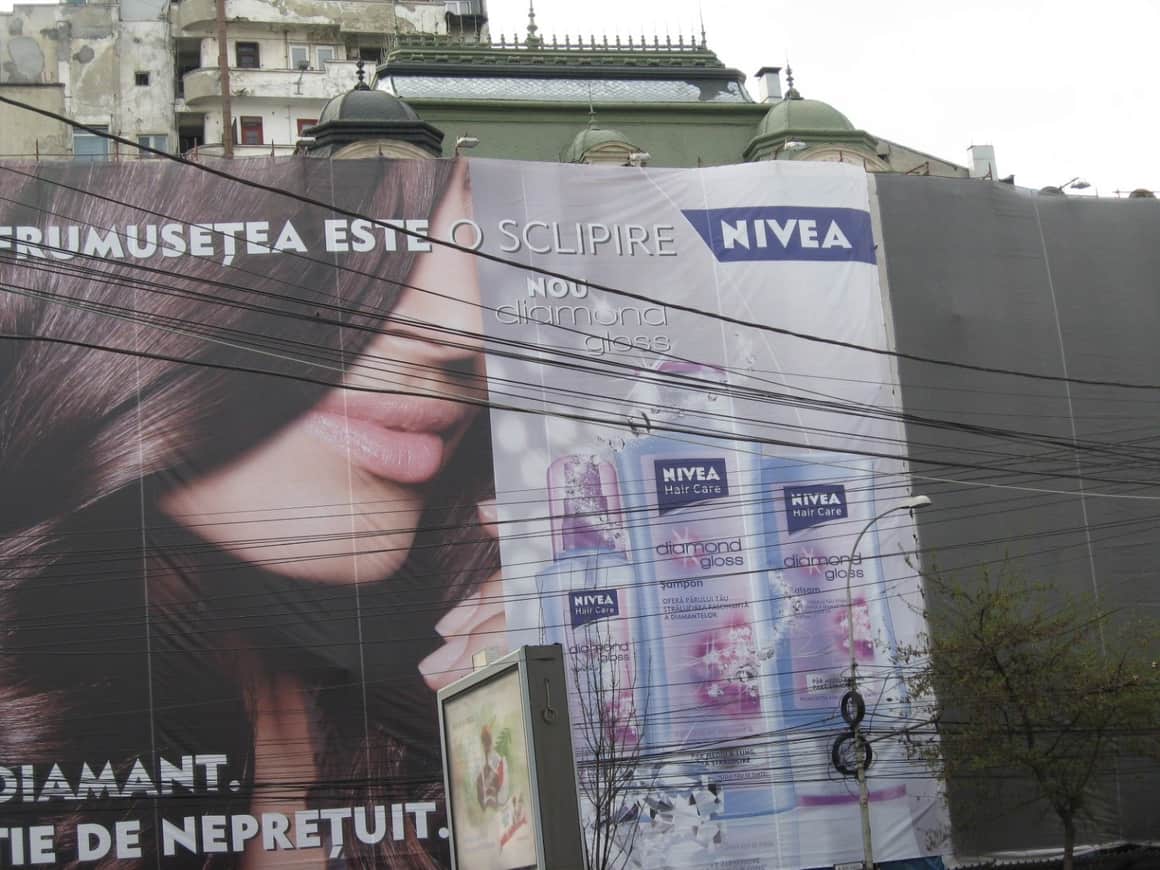 Grande publicité de beauté installée sur un immeuble.