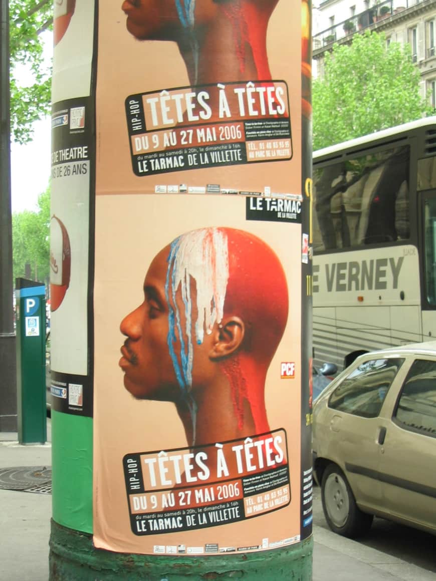 Affiche Têtes à têtes sur une colonne Morris.