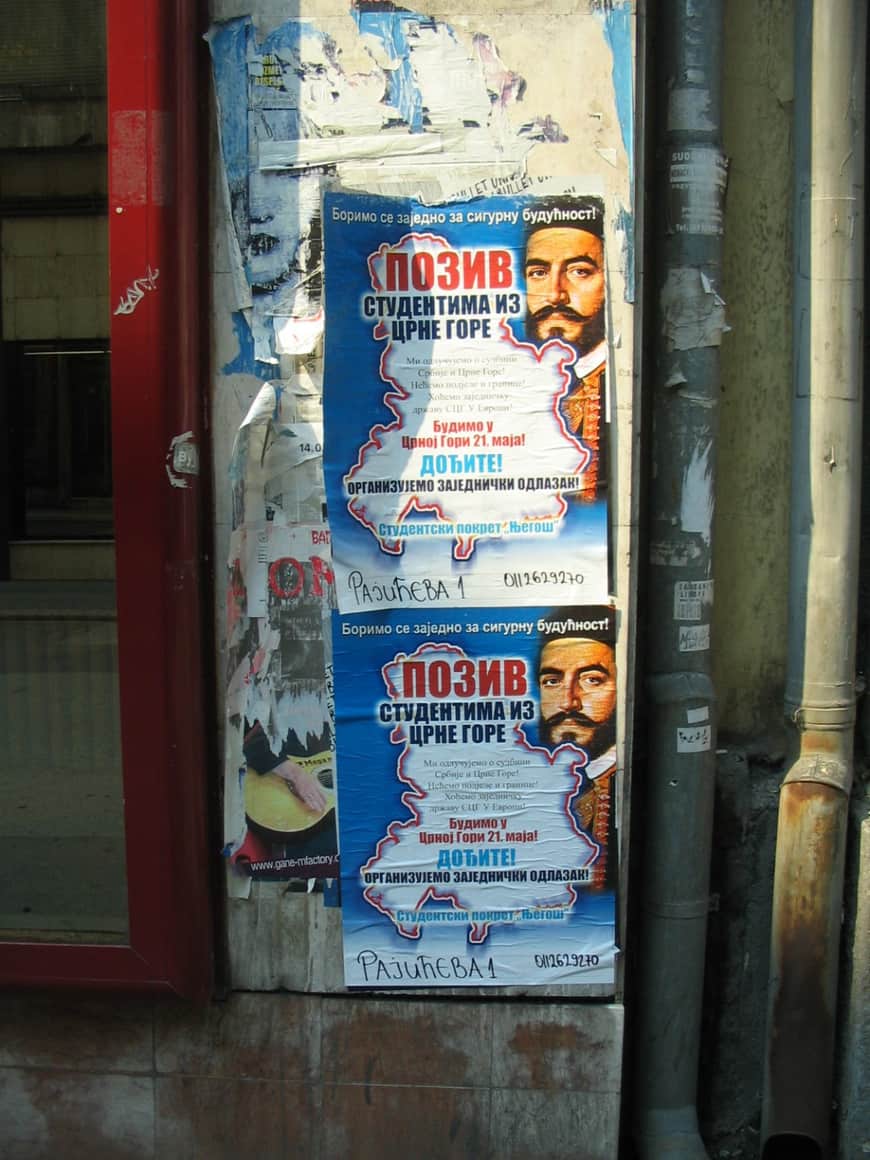 Affiche culturelle en caractères cyrilliques répétée sur une porte.
