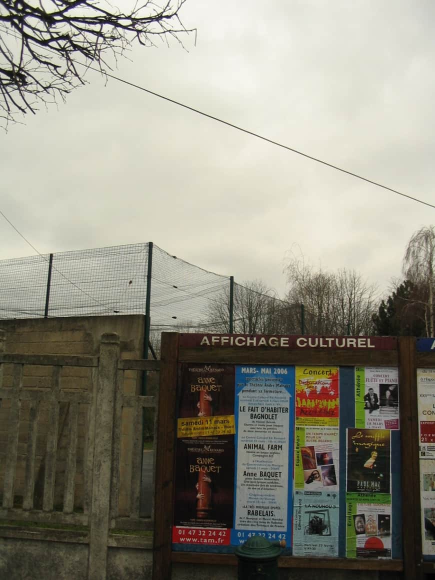 Panneau d’affichage culturel couvert de programmes.