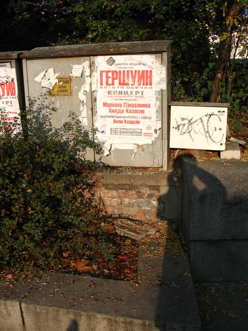 Ancienne affiche de concert Gershwin abîmée.