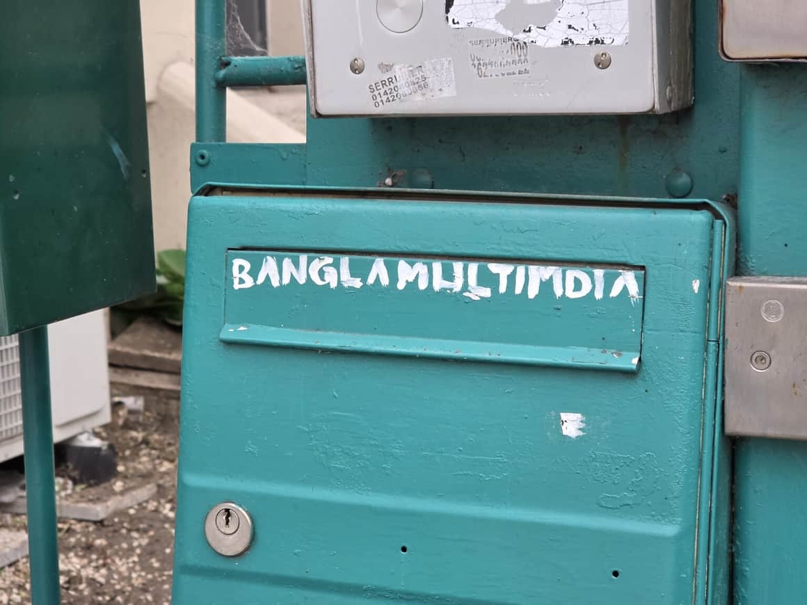 Boîte métallique turquoise portant l’inscription manuscrite Bangla Multimedia
