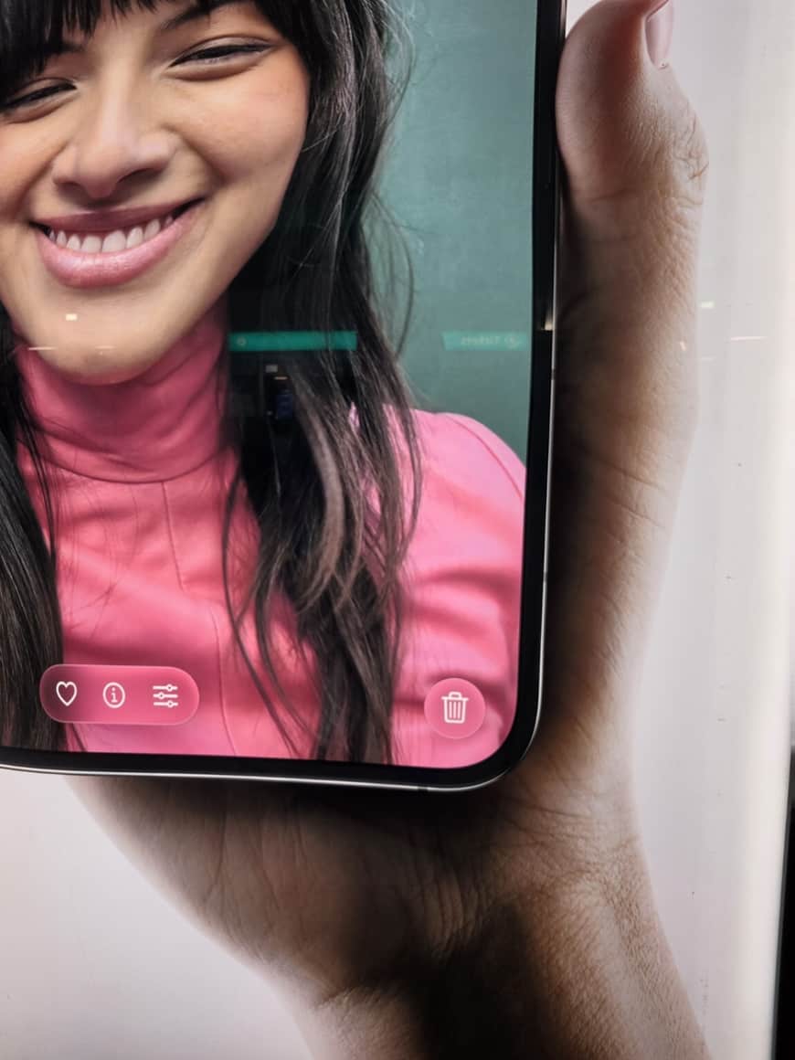 Affiche montrant en très gros plan un téléphone où apparaît le visage souriant d’une femme