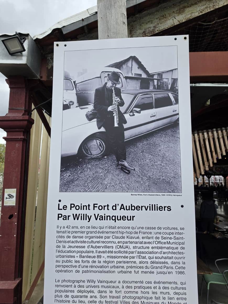 Cartel du Point Fort présentant une photographie noir et blanc de Barney Wilen jouant du saxophone devant une automobile