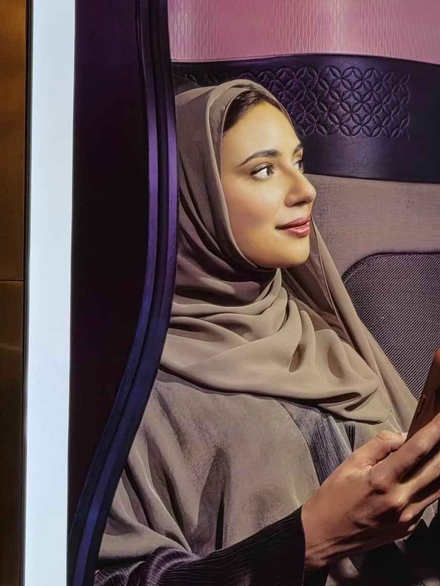 Affiche montrant une femme voilée assise et regardant hors champ