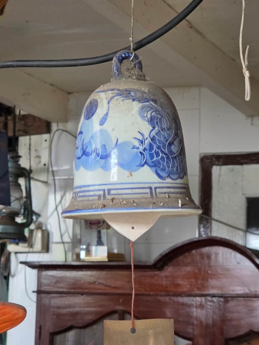 Lampe suspendue en céramique bleue et blanche.