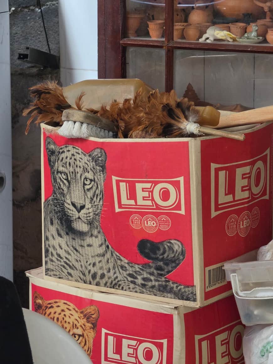 Emballages rouges marqués « LEO » empilés sur une étagère.