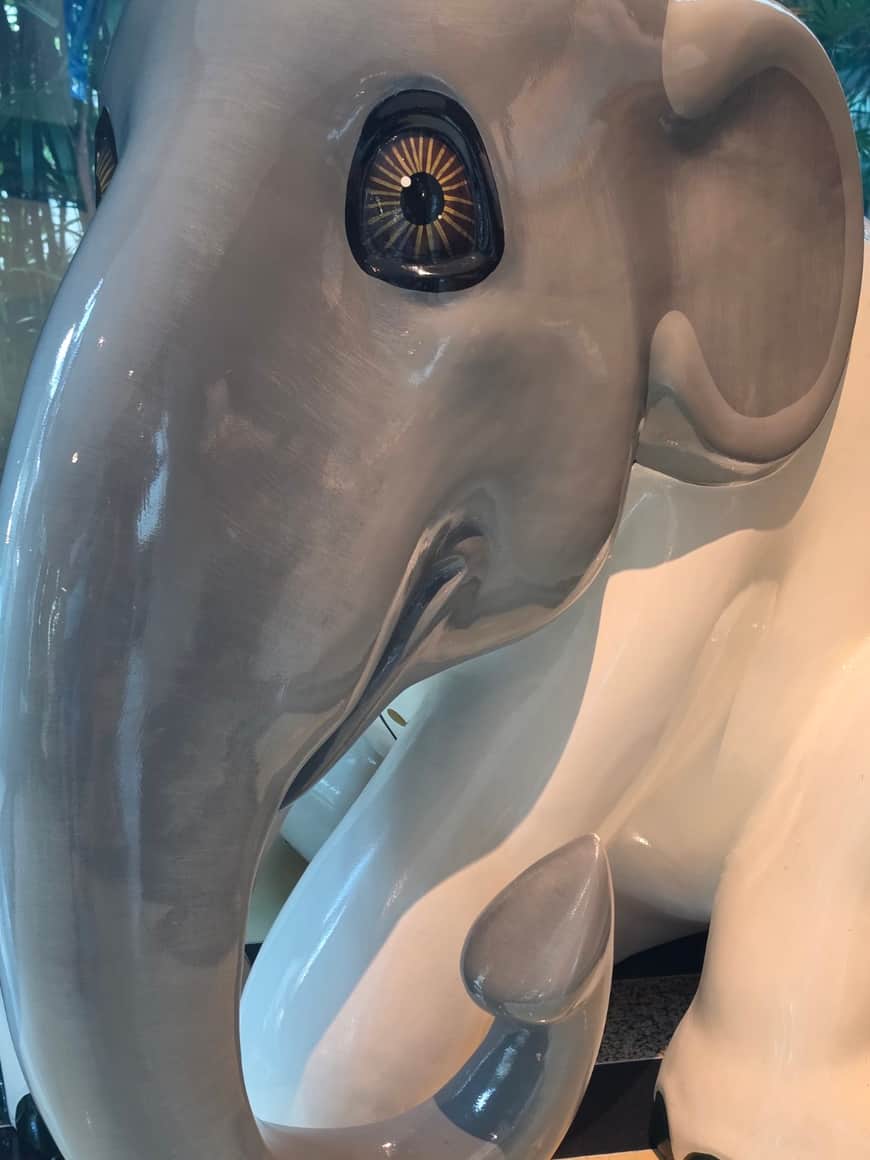 Détail d’un objet décoratif argenté en forme d’animal marin.