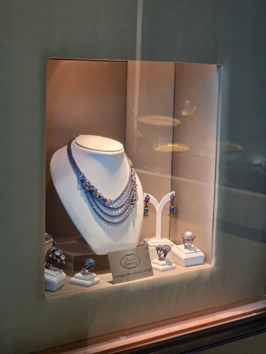 Parure et bijoux exposés dans une vitrine.