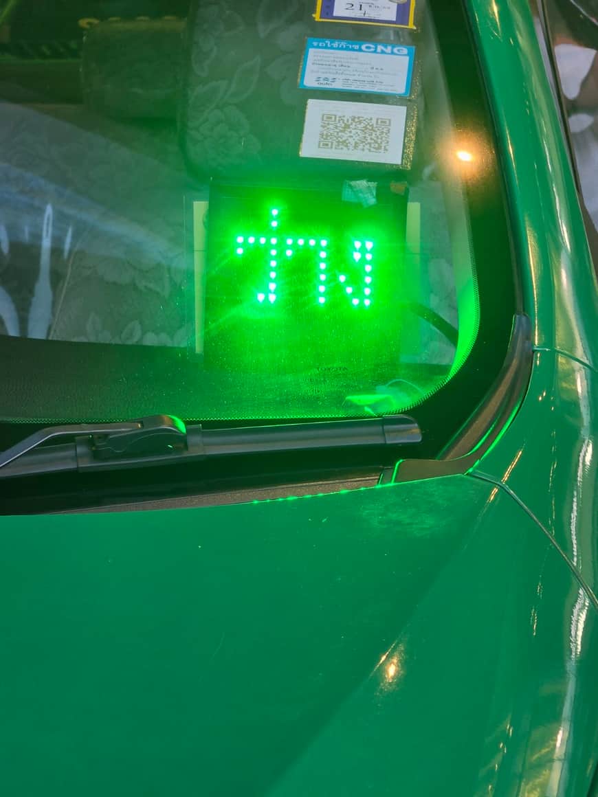 Panneau électronique vert avec des caractères lumineux.