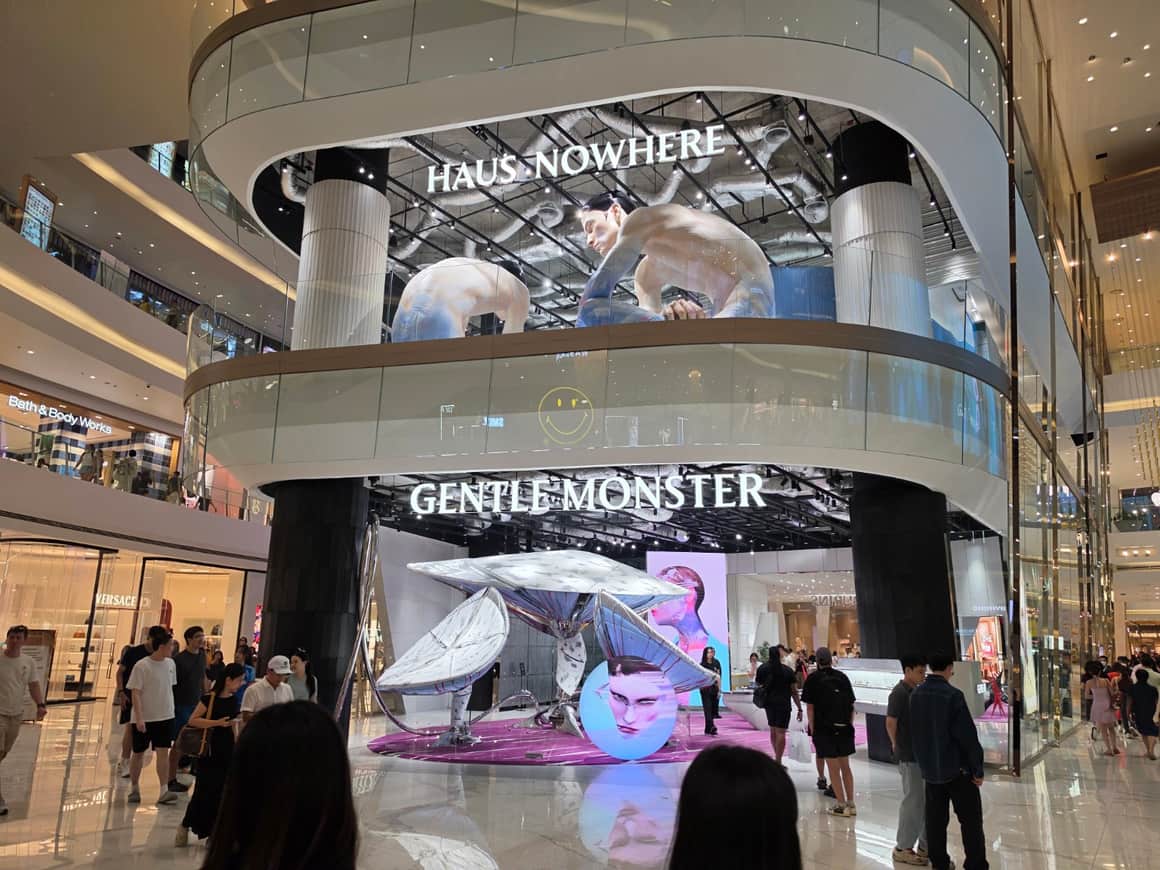 Vitrine « GENTLE MONSTER » et installation de figures.