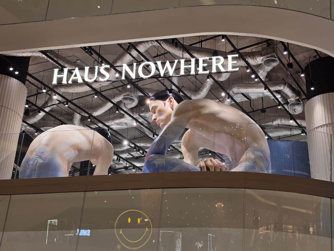 Enseigne « HAUS NOWHERE » au-dessus d’une installation sculpturale.